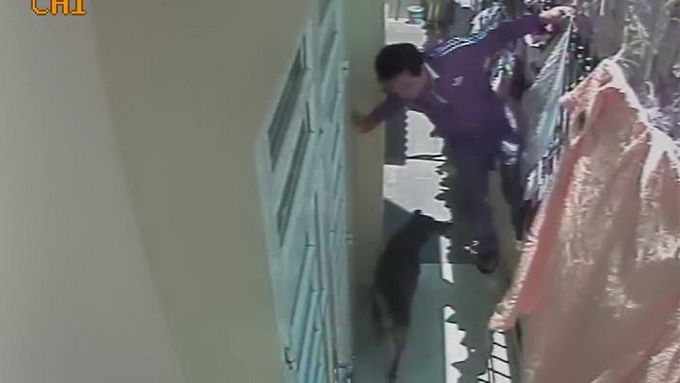 Giua trua dot nhap nha cong an 20 phut lay 200 trieu dong hinh anh