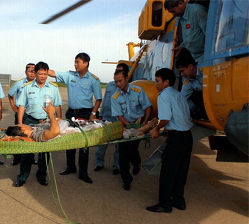 Dua may bay ra Truong Sa cap cuu ngu dan hinh anh