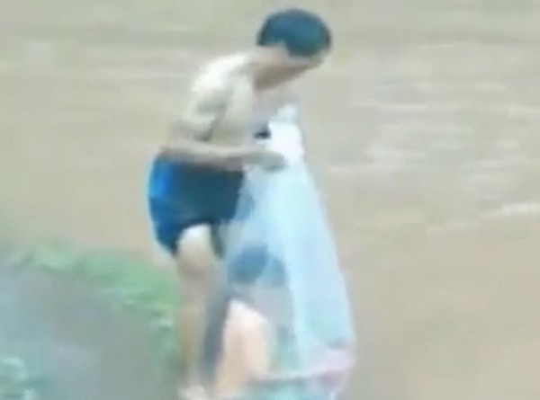 Sap co cau treo o ban vuot suoi bang tui nilon hinh anh