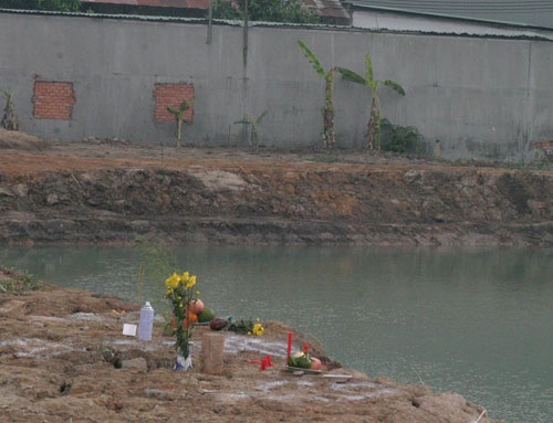 Van dong vien boi loi bi chet duoi hinh anh