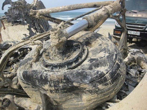 Phat hien xac may bay o bai bien Lang Co hinh anh