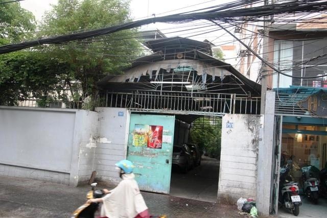 Thay cong an, om gio do vao nha dan co thu, doi tu sat hinh anh