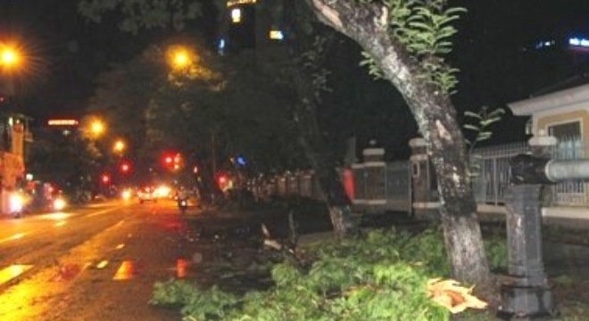 Nguoi chet gan cot dien luc troi mua: Khong phai dien giat hinh anh