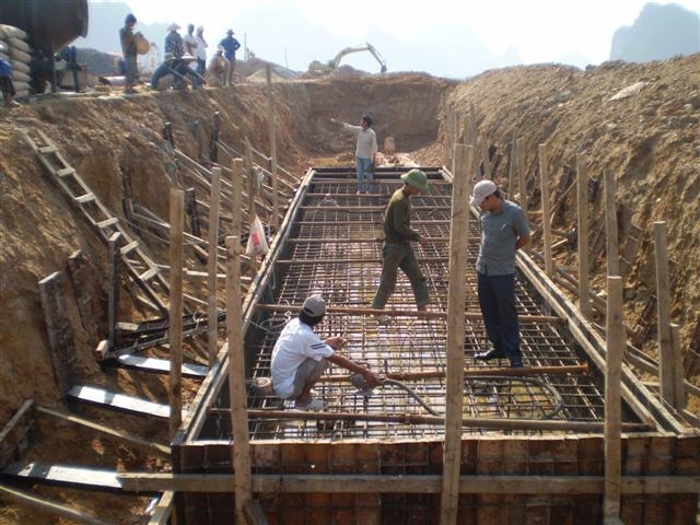 Nhieu cong nhan cau duong khong duoc nghi le 30/4 hinh anh