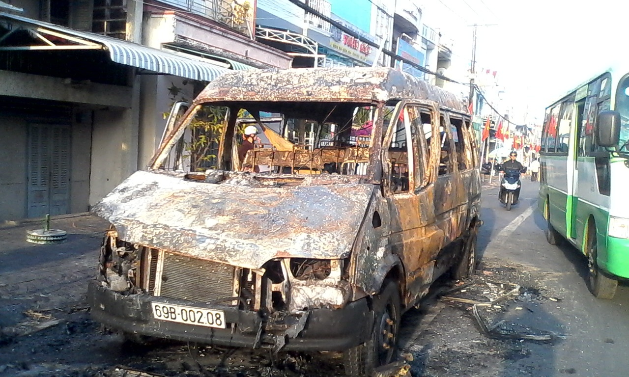 Oto khach dang cho 16 nguoi bi chay rui trong dem hinh anh