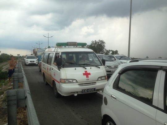 Ket xe 5 km tren cao toc TP.HCM - Trung Luong hinh anh