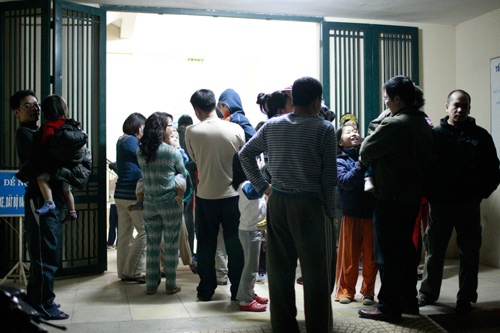 Nha cao tang o Ha Noi rung nhe do dong dat hinh anh