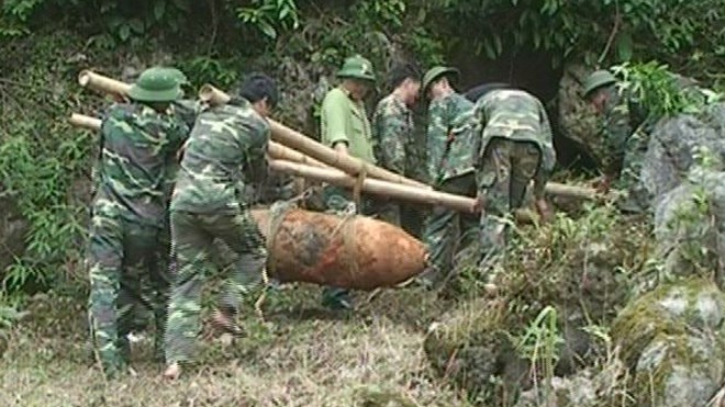 Qua bom gan 500 kg trong trang trai bo sua hinh anh