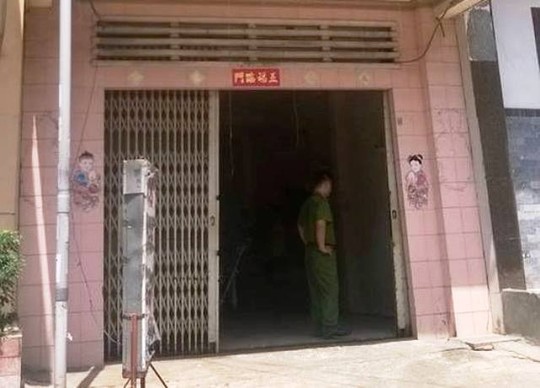 Nguoi dan ong chet trong tu the treo co tai nha nghi hinh anh