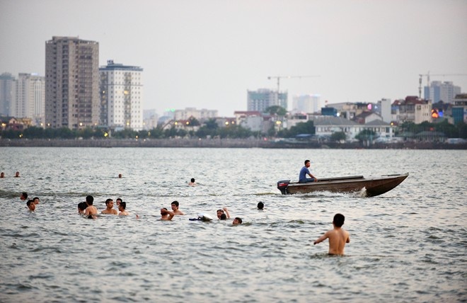 Ha Noi tiep tuc nang nong gay gat hinh anh