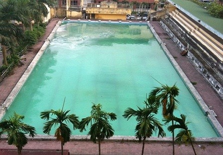 Giam doc be boi len tieng ve viec rac bot lam sach nuoc hinh anh