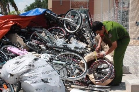 Nguoi dan lien tuc giao nop do hoi cua tu KCN hinh anh