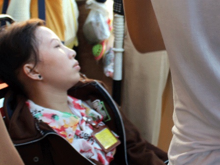 Co gai lan nhieu vong vao via he de tranh banh xe tai hinh anh