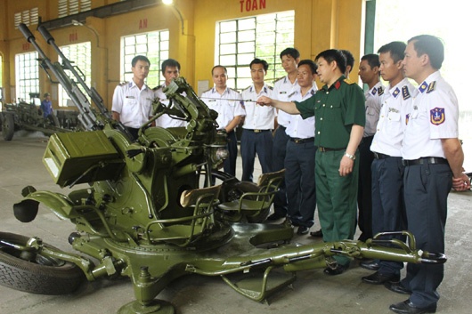 Canh sat bien tap huan ky thuat phao cao xa 23mm hinh anh