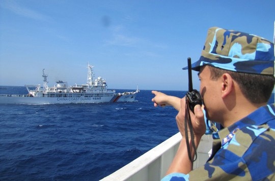 Hon 100 tau Trung Quoc van bam tru quanh gian khoan 981 hinh anh