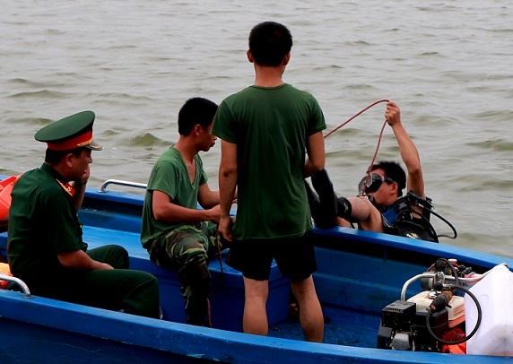 Nguoi nhai lan vot xac thanh nien gap nan o ho Tay hinh anh