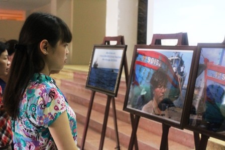 Trung bay anh tau ca bi Trung Quoc dam chim o Hoang Sa hinh anh