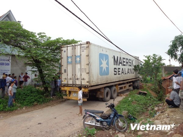 Xe khach dam container, mot nguoi chet, 11 nguoi nhap vien hinh anh