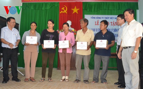 Ngu dan Ly Son duoc tang thiet bi dinh vi tau bi nan hinh anh