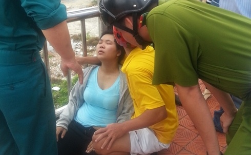 Me om con 4 thang tuoi dinh nhay cau tu tu hinh anh