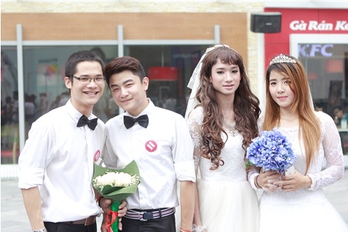 Xich chan, bo doi con vi 'a dua hoc doi lam nguoi dong tinh' hinh anh