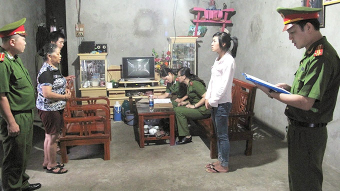 Bat khan cap 2 nguoi ban 'hon da tu do mo hoi' hinh anh