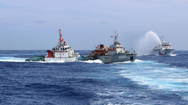 Tau Trung Quoc: vong ngoai bao vay, vong trong ap sat hinh anh