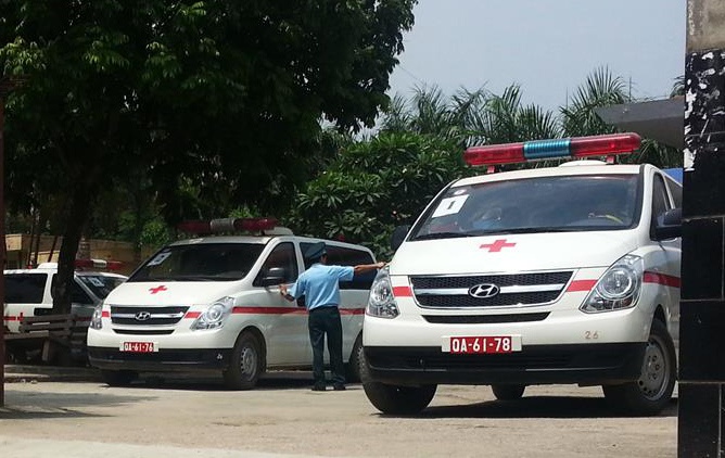 Xe cứu thương đưa các nạn nhân vụ máy bay rơi đi cấp cứu. Ảnh: Hoàn Nguyễn.