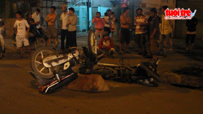 Di nguoc chieu bi xe may tong vang len via he hinh anh