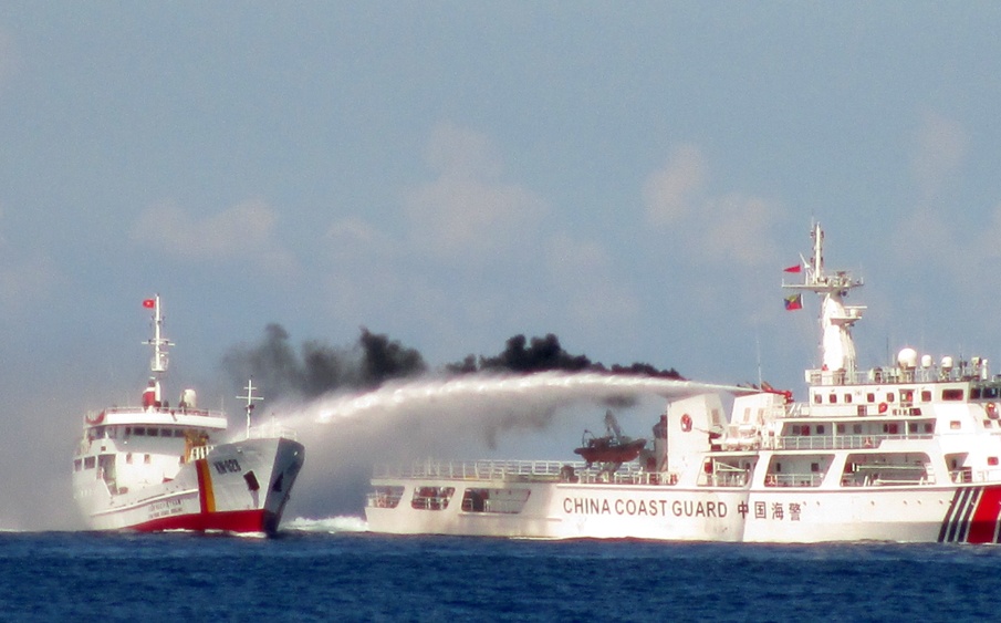 Toan canh 75 ngay Trung Quoc gay han tren Bien Dong hinh anh