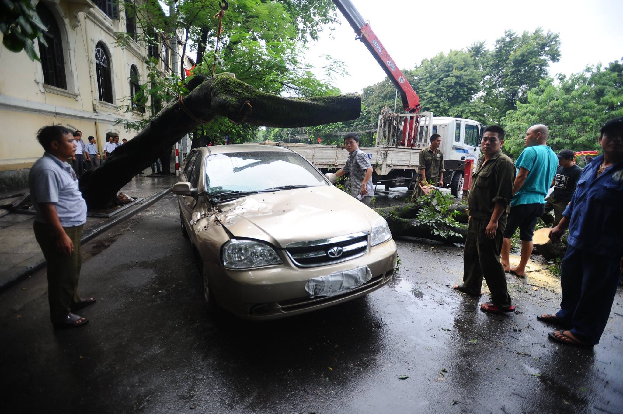 Ha Noi ngap, cay do, tac duong keo dai vi mua lon hinh anh