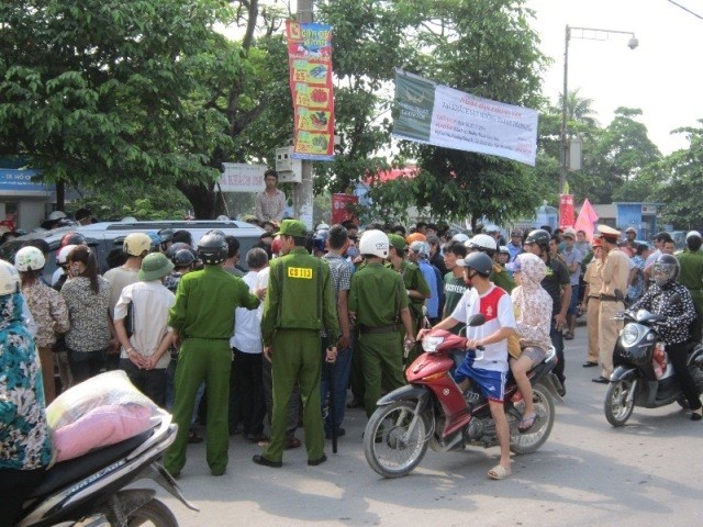 Nao loan vi lai xe bien xanh duoi chem nguoi o Thanh Hoa hinh anh