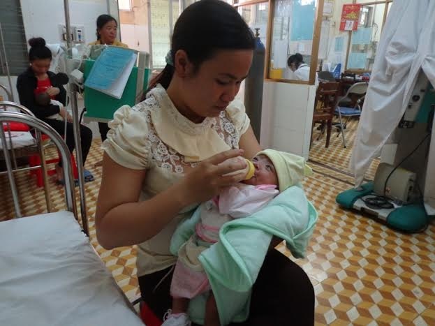 Be gai sinh non nang 8 lang, song sot ky dieu hinh anh