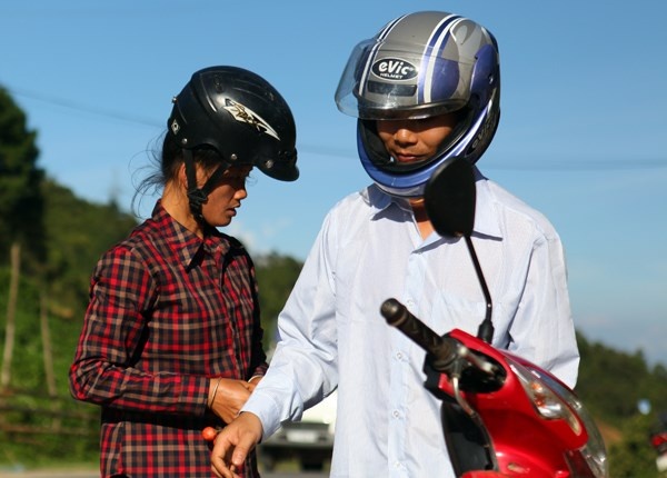 Phu nu Thai chat vat 'lam xiec' voi mu bao hiem hinh anh