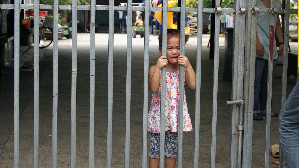 Cô bé này khóc đòi ra ngoài chơi như mọi ngày nhưng không được đáp ứng. 