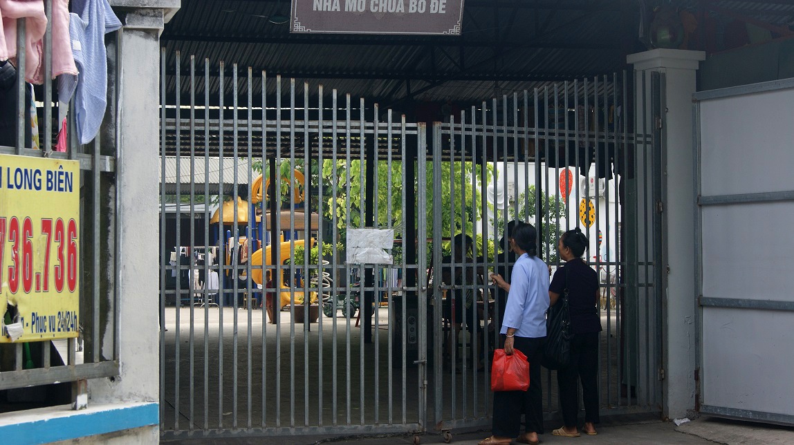 Nửa ngày sau khi bảo mẫu kiêm quản lý trẻ mồ côi ở chùa Bồ Đề (Long Biên, Hà Nội) bị bắt, sáng 4/8, khu nuôi dưỡng và chăm sóc trẻ tại ngôi chùa này bỗng bị khóa chặt, không cho người ngoài vào thăm nom. Trong khi trước đó, đây là khu vực mở và sẵn sàng đón khách thăm nom trẻ vào nhiều thời điểm trong ngày.