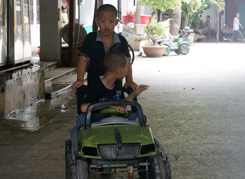 Mỗi khi những đứa trẻ ra ngoài chơi muốn về phòng, các bảo mẫu liền mở hé cửa chỉ để một người chui lọt rồi lại vội vàng khóa chặt lại. 