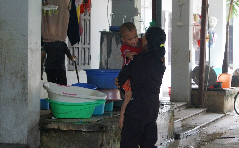 Rất muốn được tự do đi lại và chơi với người lạ nhưng cháu bé này liên tục bị các bảo mẫu bế vào nhà. 