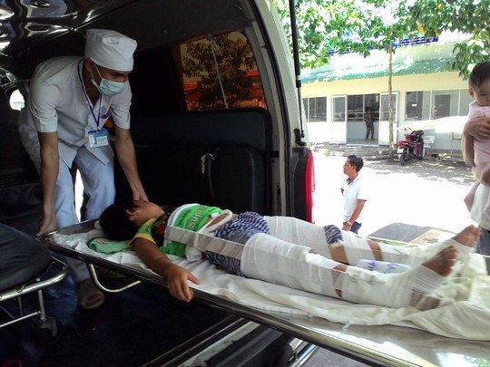 Lat toa xe tai Khu du lich nui Ba Den, 14 nguoi cap cuu hinh anh