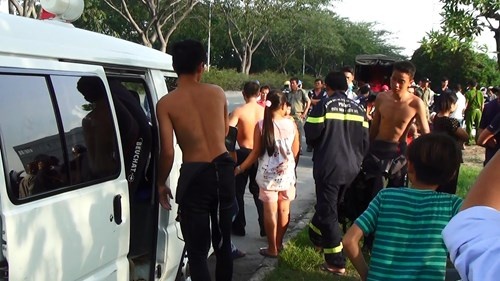 Ngoi nhau ven kenh o TP.HCM, nga nhao xuong nuoc mat tich hinh anh