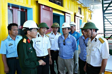 Nhung nguoi xay thanh tren bien hinh anh