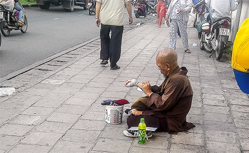 Lat tay mot so chieu gia an xin o Sai Gon hinh anh