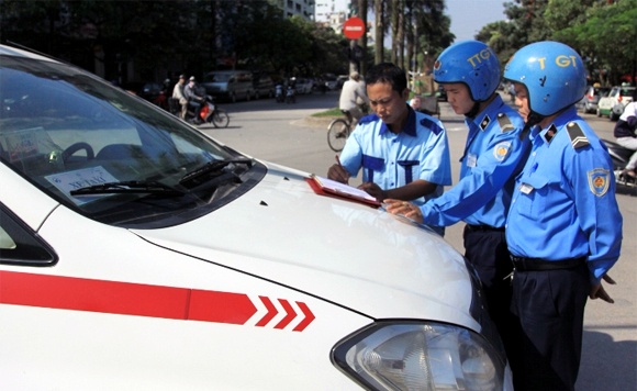 Nhieu taxi ngoai tinh ve Ha Noi lua dao, chiem tai san khach hinh anh