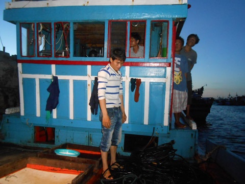 Tau ca Viet Nam lai bi dap pha o Hoang Sa hinh anh