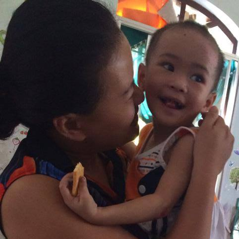 Be gai ‘co gioi’ vui ve khi roi chua Bo De hinh anh