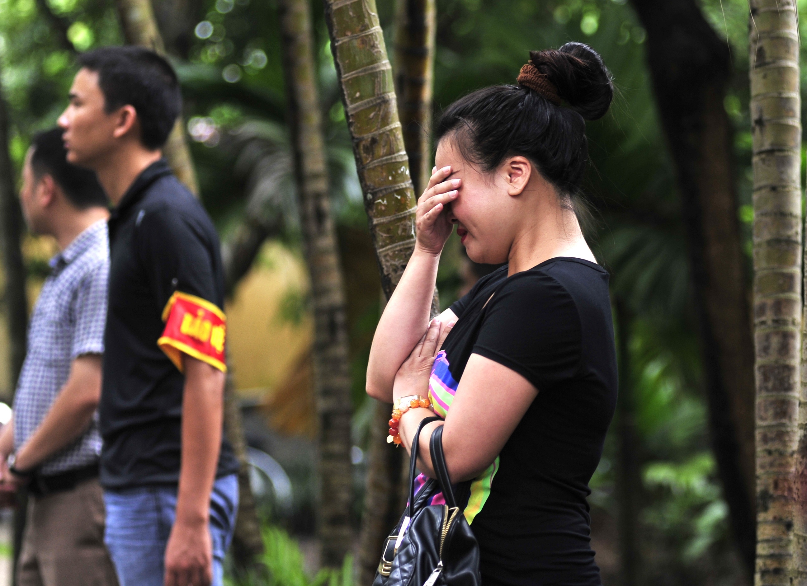 Chứng kiến cảnh di chuyển người già cơ nhỡ và các bé di chuyển đi, nhiều người đứng trong khuôn viên chùa Bồ Đề không giấu nổi xúc động.