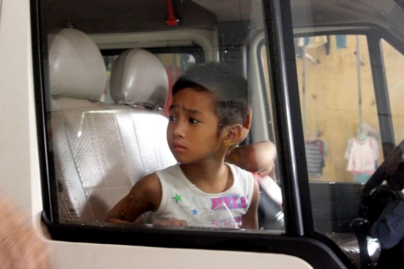 Nhiều cháu vẫn bỡ ngỡ và ngó lại ngôi nhà mở.