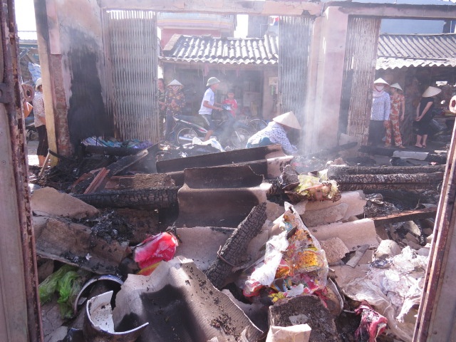 Cho lon nhat huyen boc chay giua trua mung mot hinh anh