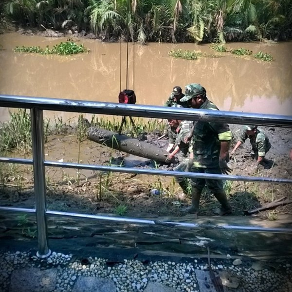 Truc vot qua bom nang hon 200 kg duoi long kenh hinh anh