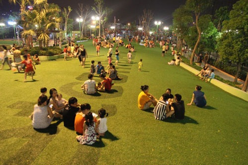 Tung canh sat hinh su toi cac diem vui choi cong cong hinh anh